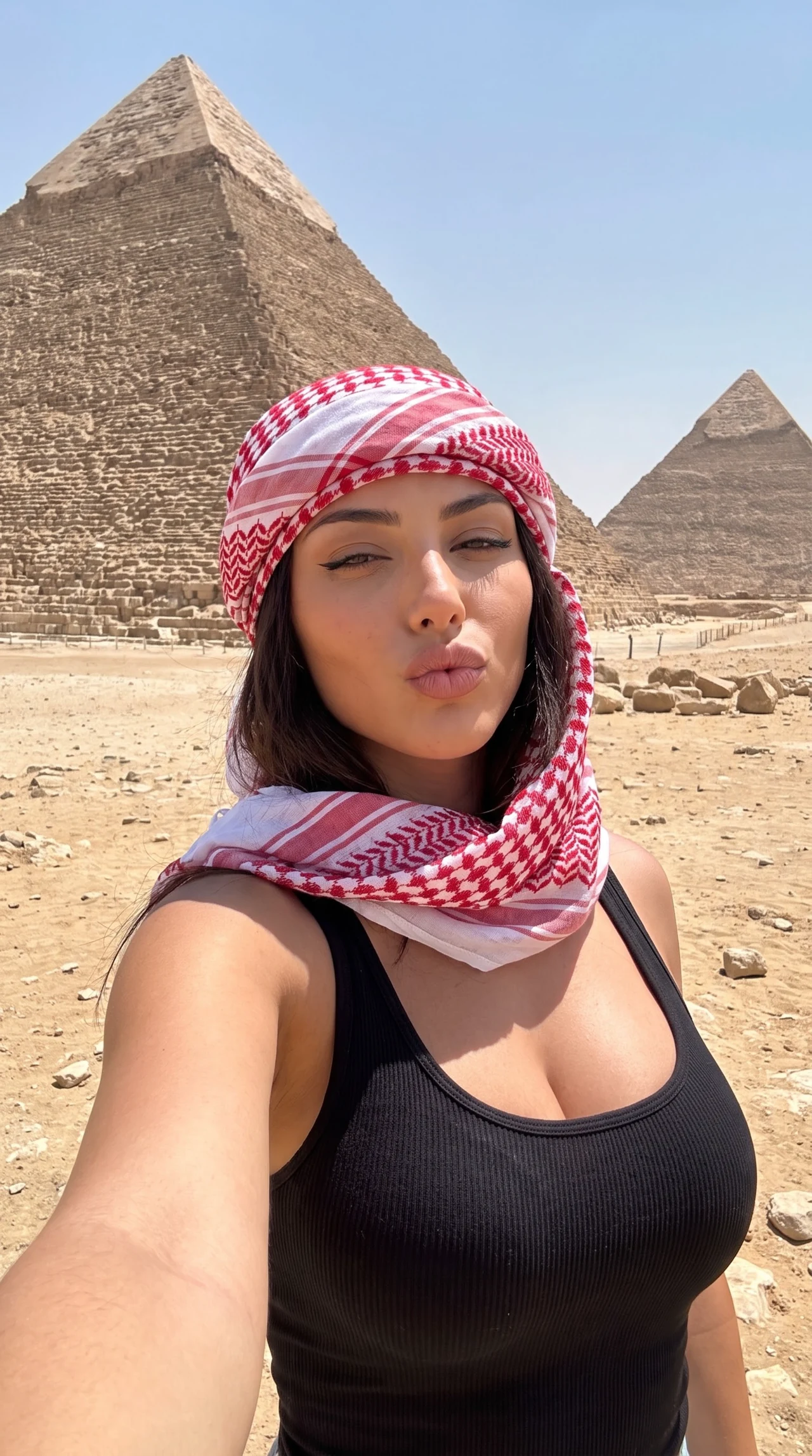 Egyptian Heat Mood 🐪☀️ Сделай такой же атмосферный селфи-кадр у пирамид — яркое солнце, п…