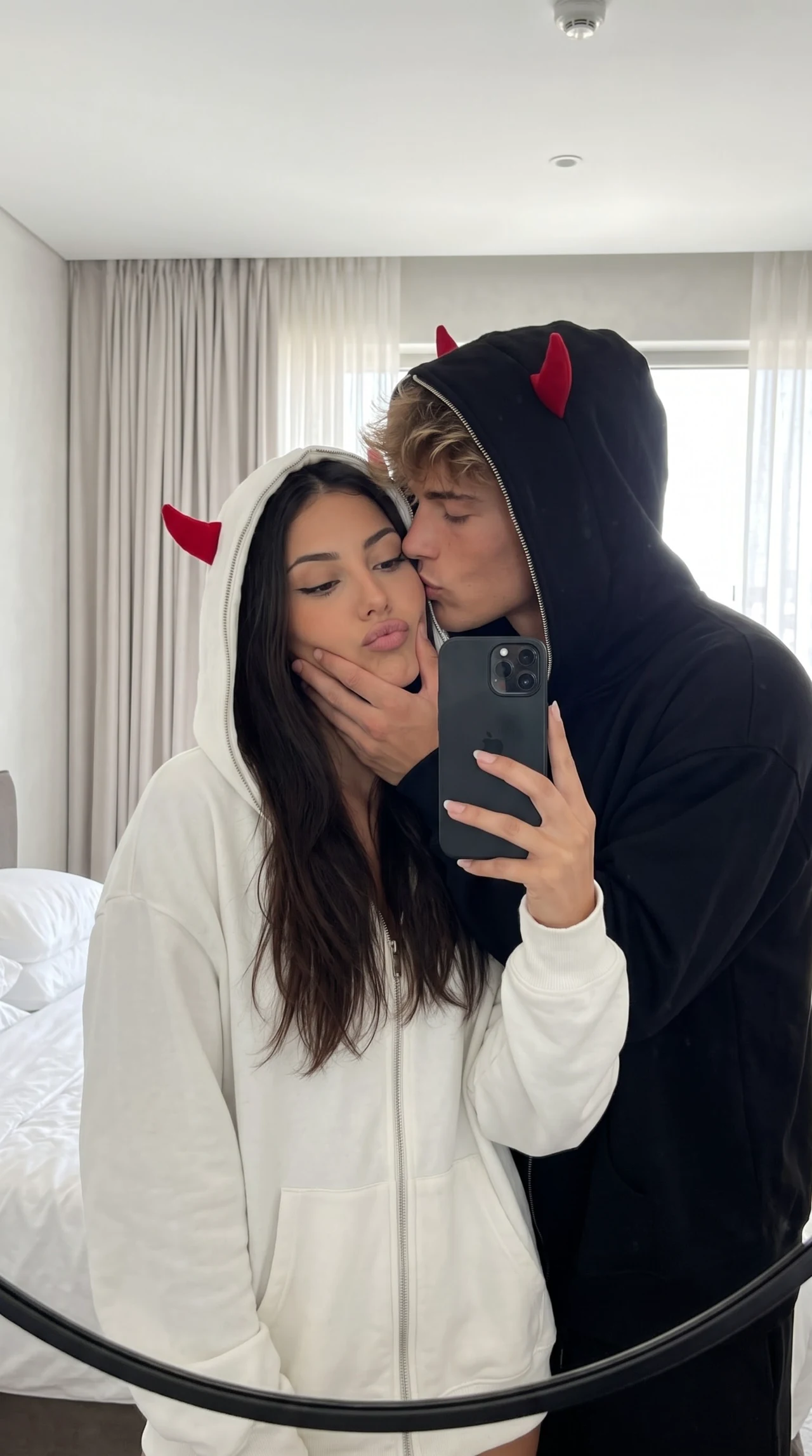 Devil Couple Mood 😈🖤 Сделай такое же playful-селфи вдвоём — чёрно-белые худи с рожками, п…