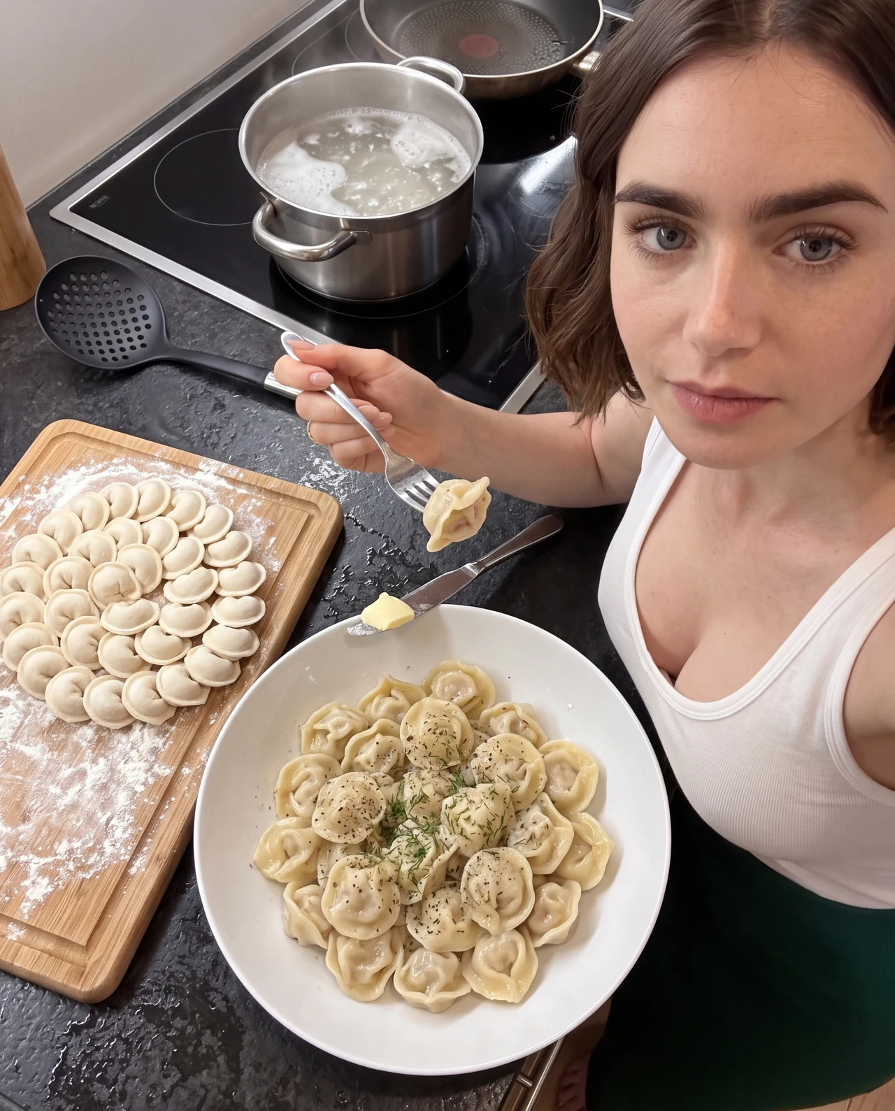🥟 Домашнее фото где вы сварили пельмени и собираетесь их поесть.