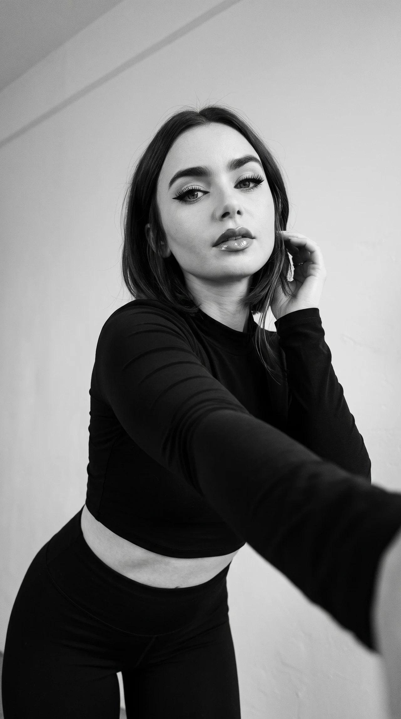 📸🖤 чтобы сделать такое же нажмите на значок 🔄 и загрузите своё любое фото где видно ваше…