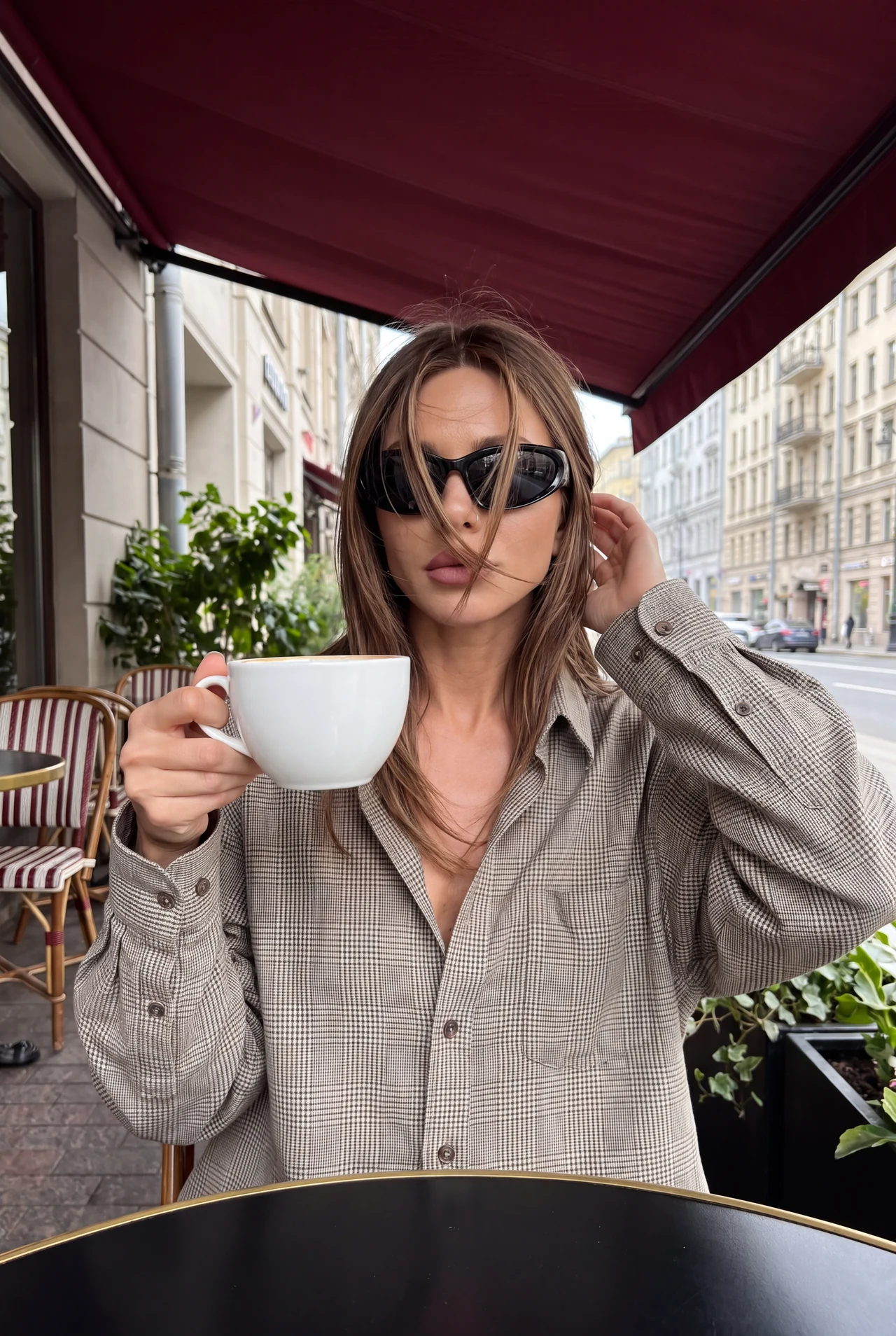 Шумный город и моя тихая чашка кофе 🌆☕️🖤