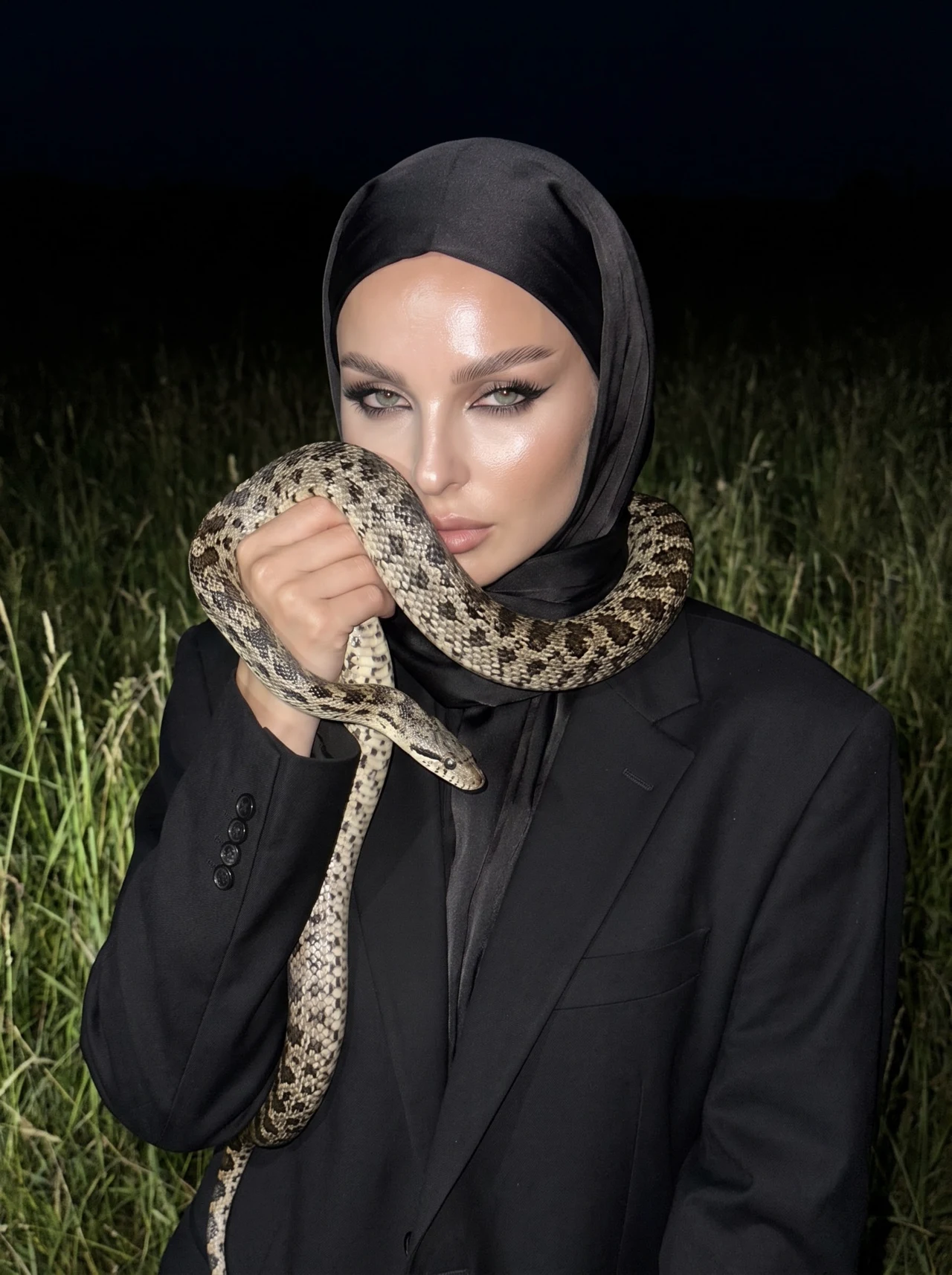 В хиджабе 🖤🐍 Нажмите 🔁 чтобы повторить