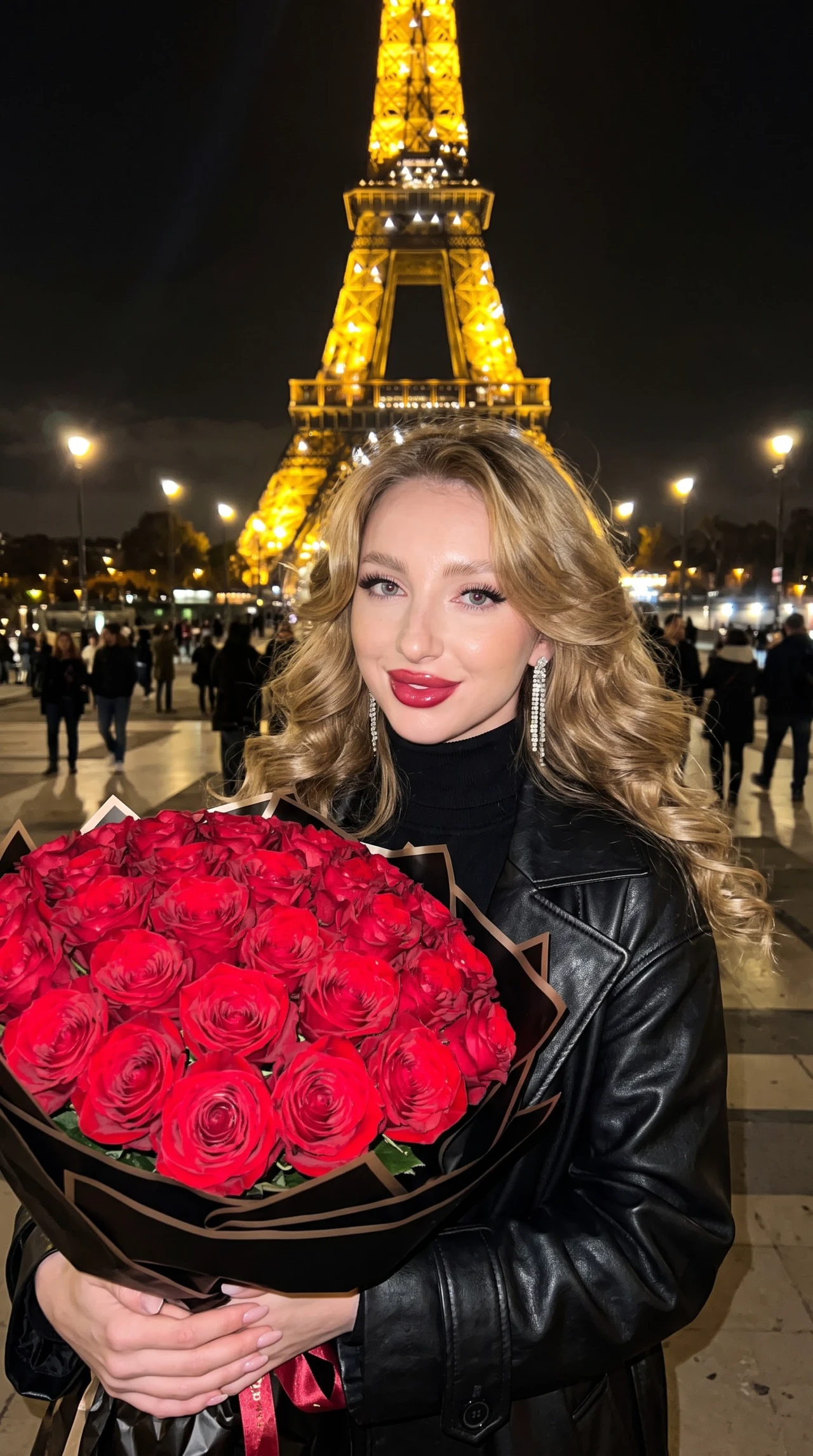 С роскошным букетом ярко-красных роз у Эйфелевой башни ❤️🌹🌹🌹