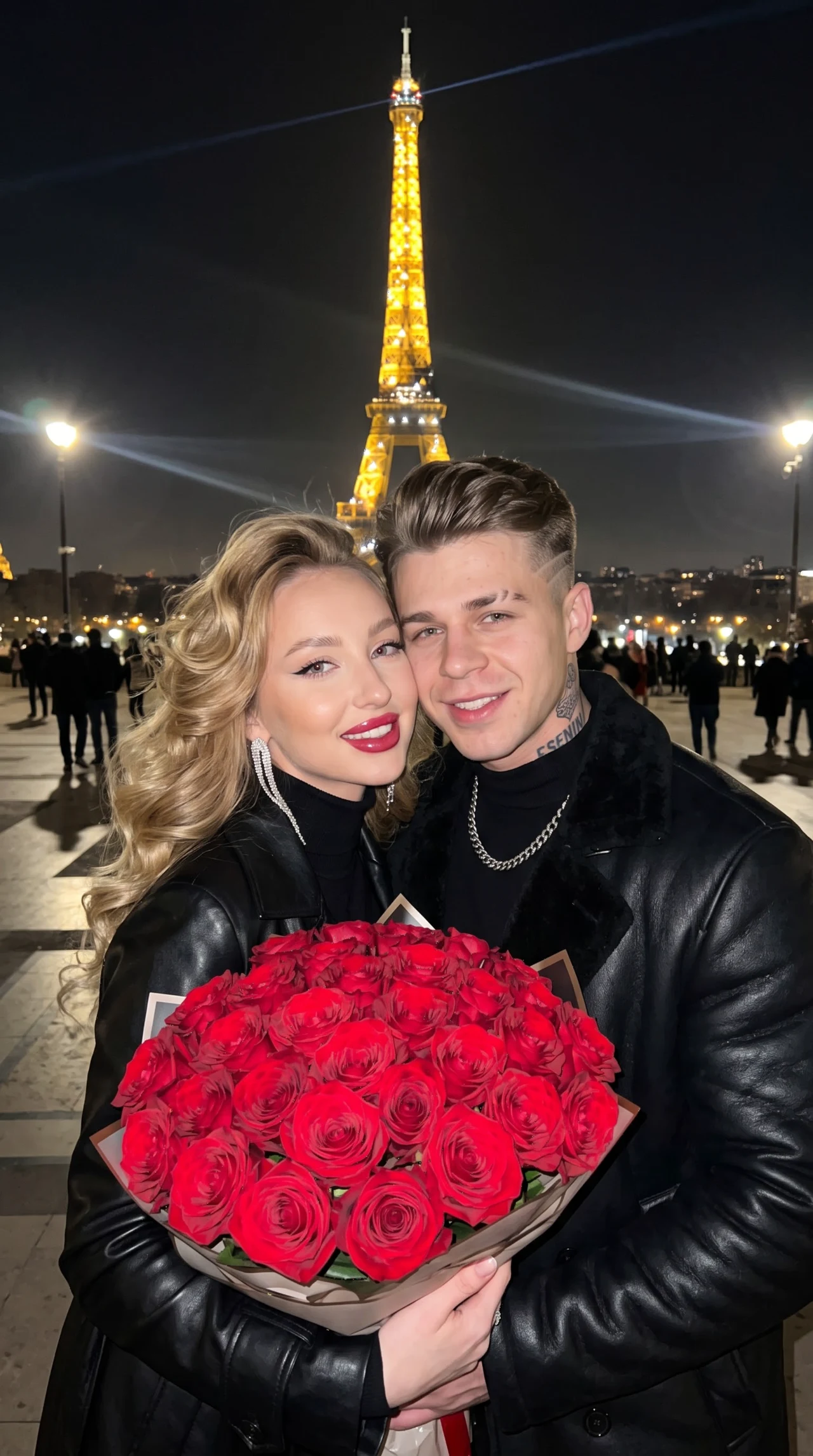 Влюбленные с букетом ярко-красных роз у Эйфелевой башни ❤️🌹🌹🌹