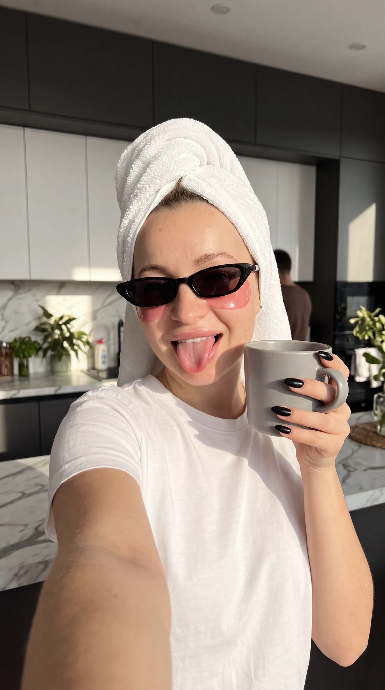 ☀️ Для повтора нажми 🔁 P.S. почему мужчину добавил непонятно, по промту его не должно быт…
