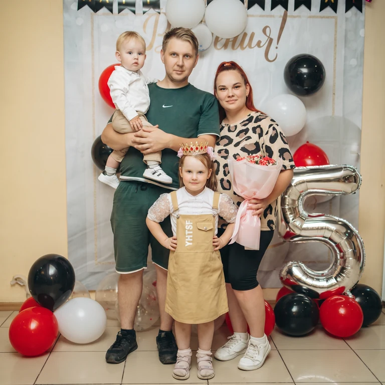 Семья. Если хотите совместить две фотографии в одну, то вот вам переходи и повторяй)