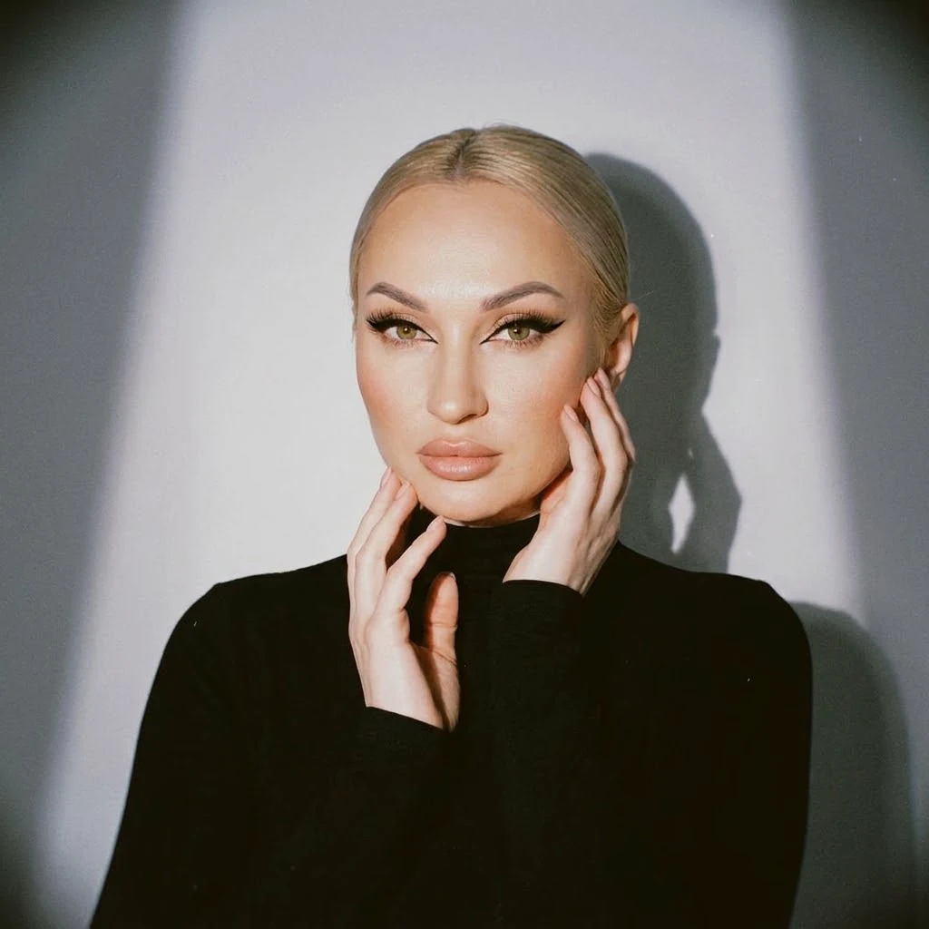 Блондинка с эффектными кошачьими стрелками 👱‍♀️👁️✨