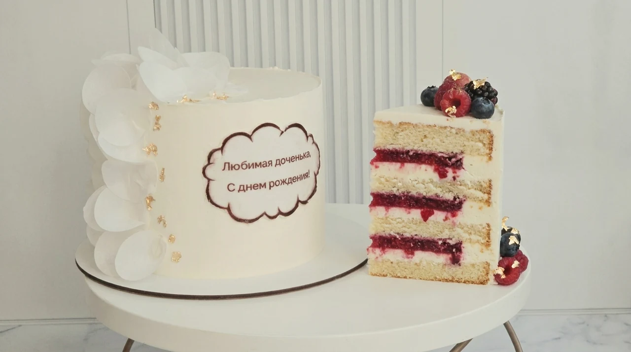 Торт Молочная девочка с клубникой