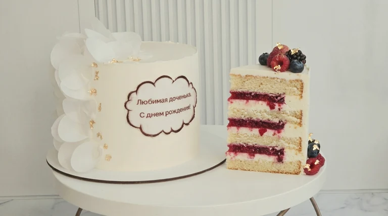 Торт Молочная девочка с клубникой